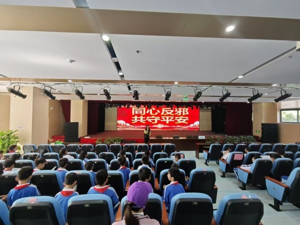 600广东深圳罗湖：童心无邪绘书签，齐心反邪护成长 图片1_副本.jpg